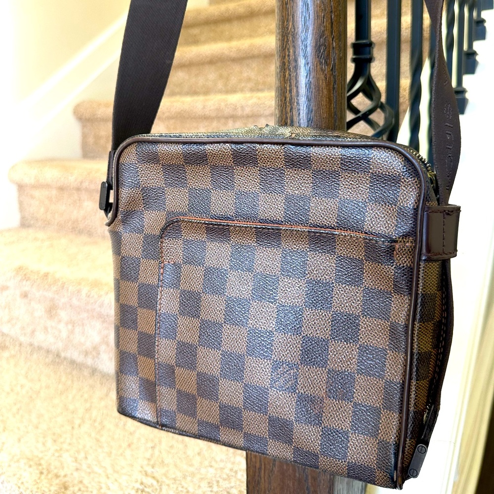 Louis Vitton Olav PM Ebene Damier shoulder bag. Pre loved shoulder bag.